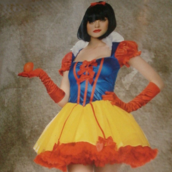 Women’s Snow White Halloween Costume - Picture 3 of 4